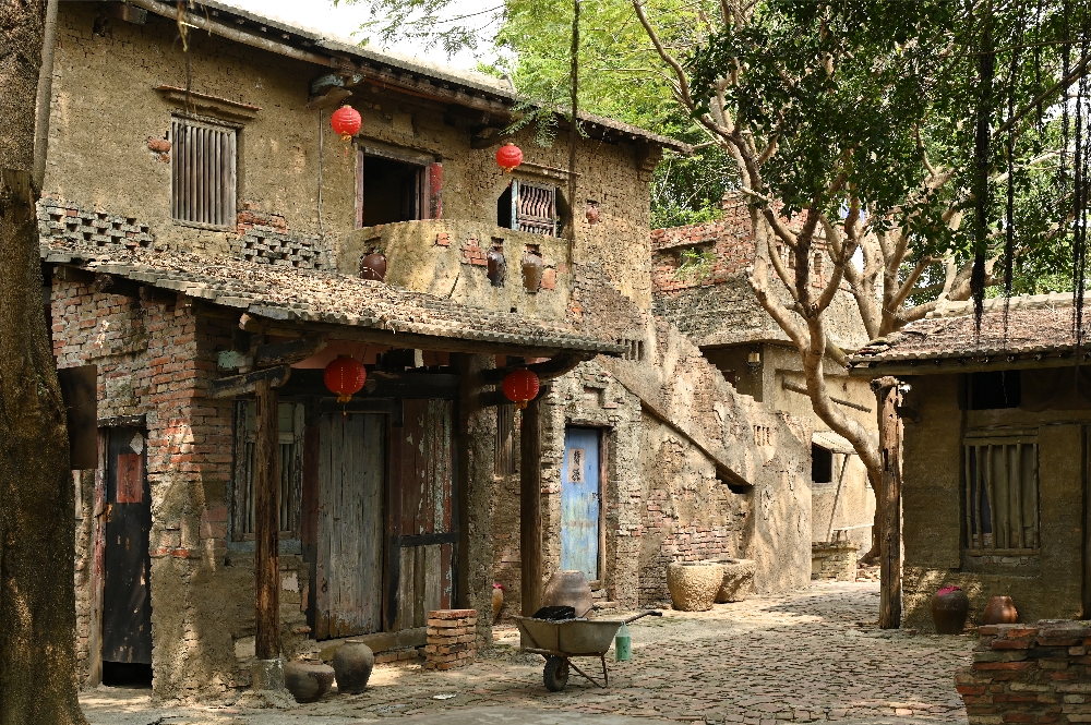 台南【老塘湖藝術村】欣賞藝術家用廢棄古厝建材重新打造的古城風景 - 第8張圖 老塘湖藝術村