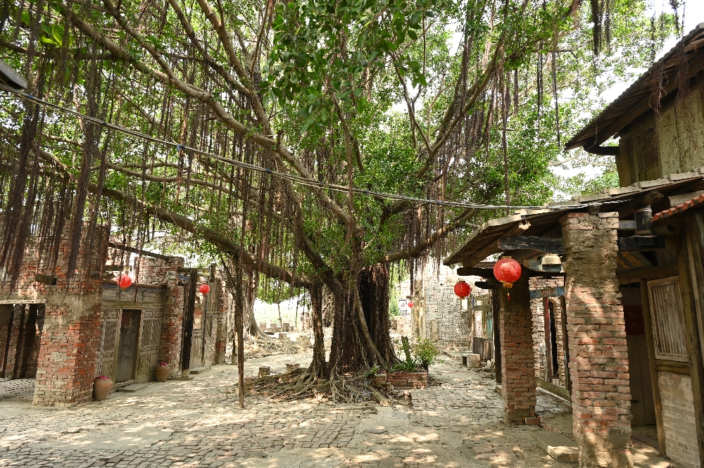 台南【老塘湖藝術村】欣賞藝術家用廢棄古厝建材重新打造的古城風景 - 第12張圖