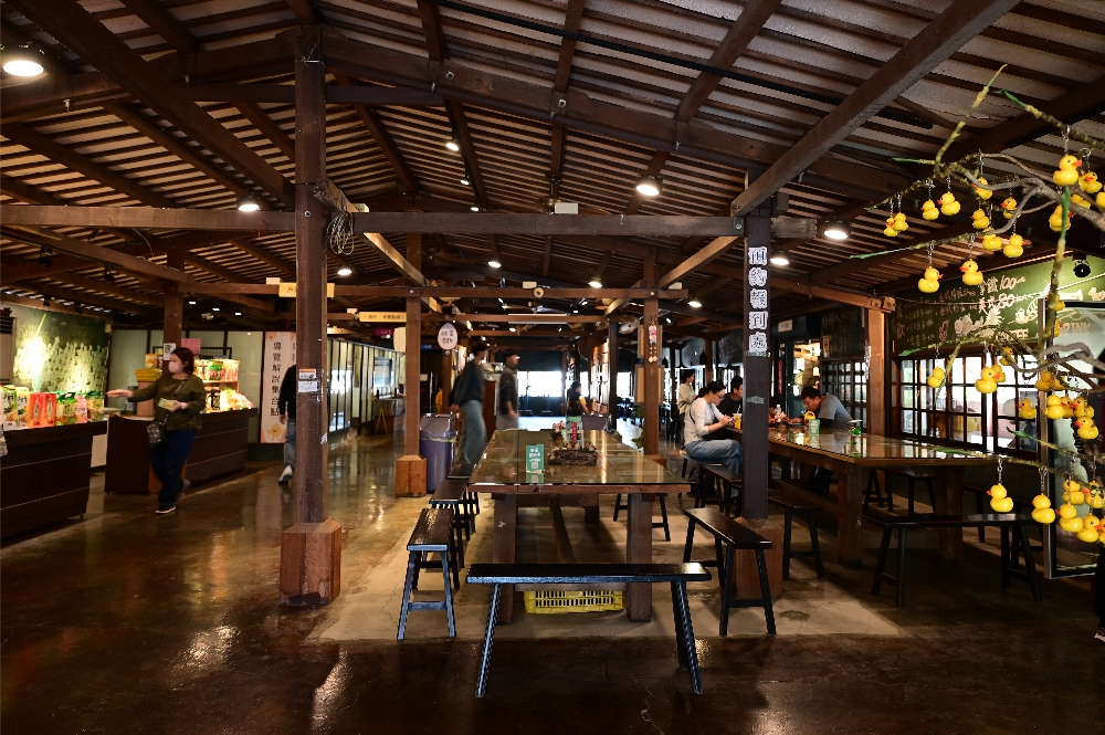 宜蘭【謝記休閒農場－鴨寮故事館】餵鴨子、摸小鴨、撿鴨蛋、做鹹蛋一次滿足