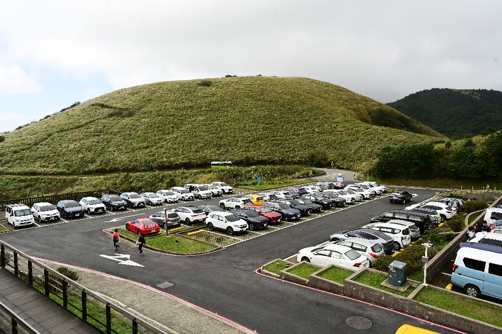 台北陽明山【擎天崗】新手也能輕鬆走的冷擎步道:沿途必拍景點、太陽谷大草原與水牛芒草一次收齊 - 第35張圖 台北陽明山【擎天崗】新手也能輕鬆走的冷擎步道:沿途必拍景點、太陽谷大草原與水牛芒草一次收齊